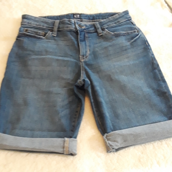 NWOT Gap Denim Sz 27 Mid-rise Jean Shorts - Picture 1 of 8